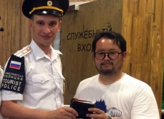 Волгоградские полицейские вернули туристу из Японии потерянный кошелек