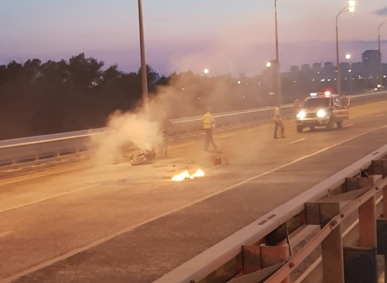 Очевидцы сняли фото горящего на "танцующем" мосту мотоцикла