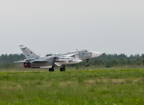 Под Волгоградом бомбардировщикам Су-24М помогли найти условную цель