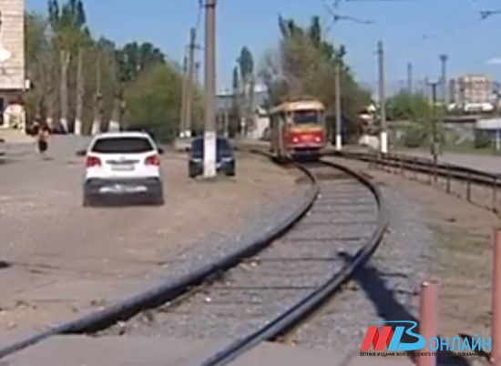 В Волгограде меняют шпалы на участках трамвайных путей