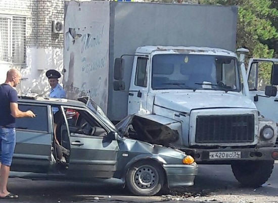 Перед зданием полиции Волгограда «ГАЗон» протаранил легковушку