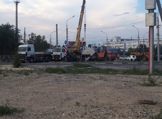 В Волгограде грузовик «уронил» бетонную плиту на дорогу