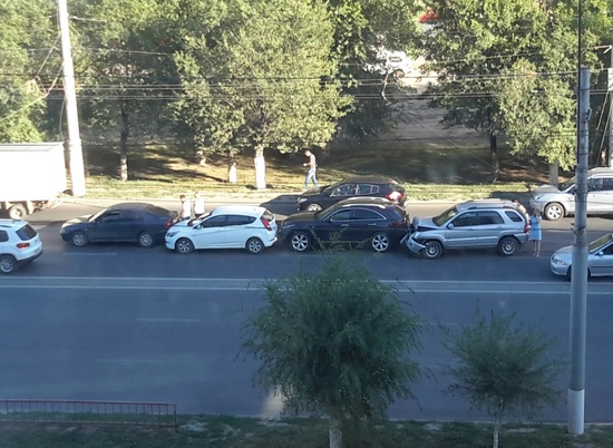 В Тракторозаводском районе столкнулись четыре машины