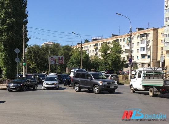 ВАЗ и три иномарки перекрыли 7-ю Гвардейскую в центре Волгограда