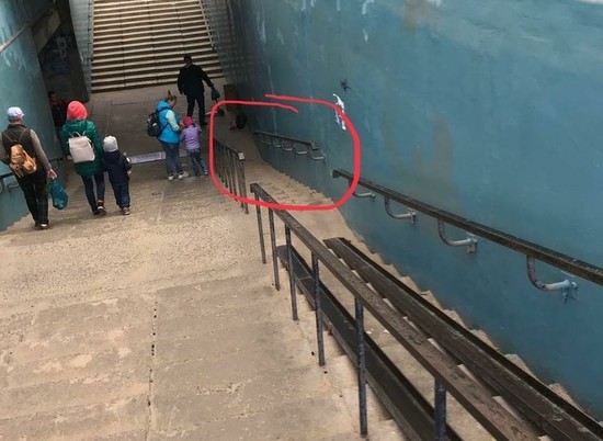 В подземном переходе на западе Волгограда неизвестные сломали пандус