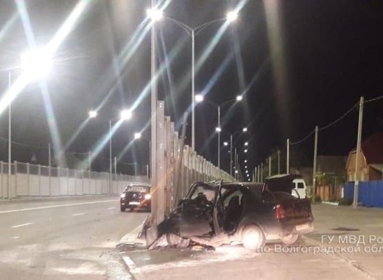 В Волгограде «рено» наехал на защитный экран: водитель погиб на месте