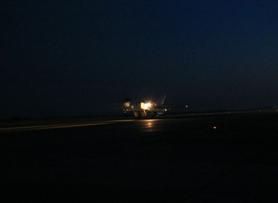 Экипажи Су-24М под Волгоградом потренировали ночные маневры