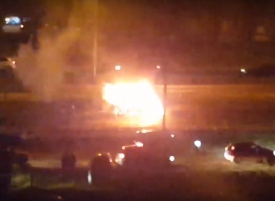 На 3-й Продольной в Волгограде в вечерний час пик сгорела иномарка
