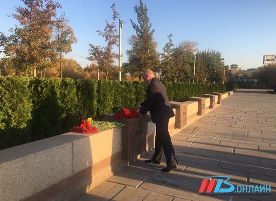 Виталий Лихачев возложил цветы к тумбе с керченской землей в Волгограде