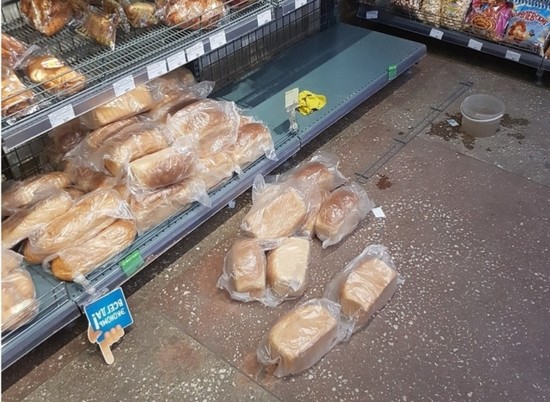 В супермаркете Волгограда хлеб предлагают брать с пола