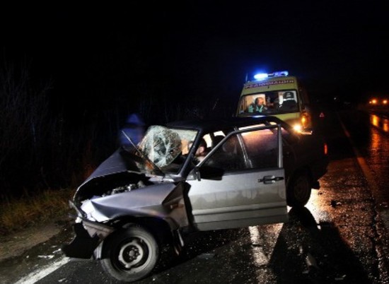 Под Волгоградом пассажир легковушки скончался после столкновения с фурой