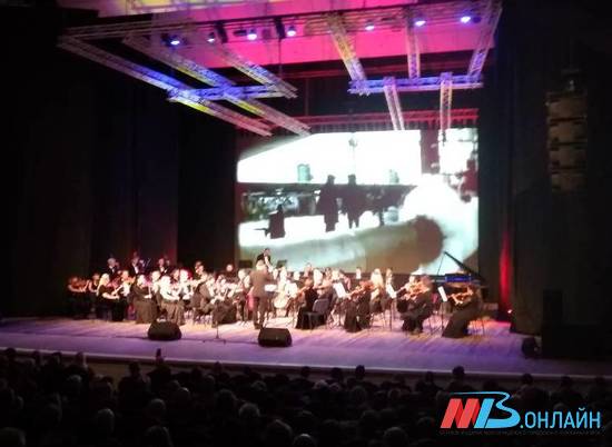 В Волгограде прошел праздничный концерт к 100-летию комсомола
