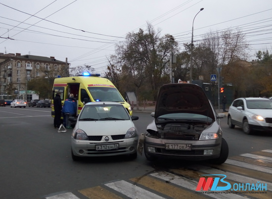 В центре Волгограда столкнулись две иномарки — «скорая» на месте ДТП