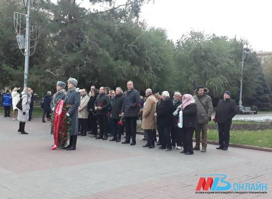 Участники форума общественной дипломатии возложили цветы к Вечному огню в Волгограде