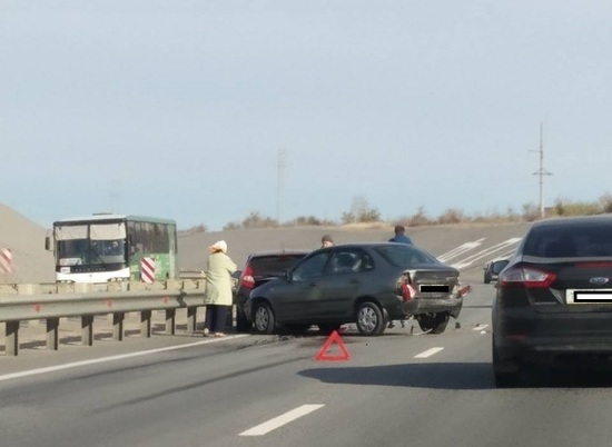 Три легковушки столкнулись на пустой дороге в Волгоградской области