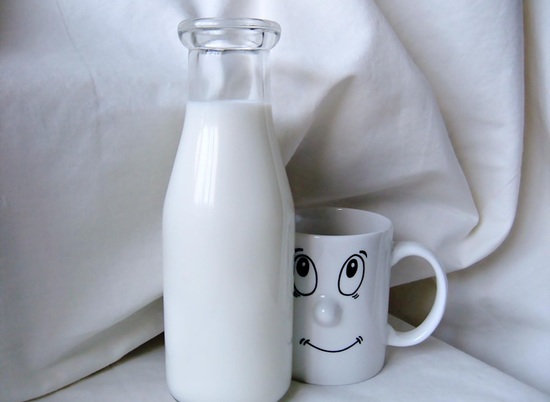 Ученые: молоко может ухудшить состояние больного при простуде