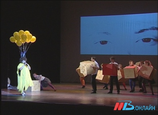 В Волгограде прошел спектакль "Жить" в поддержку больной раком девушки