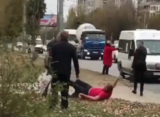 Маршрутчик и пассажир устроили драку в Кировском районе Волгограда