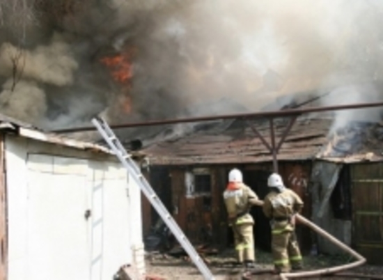 На западе Волгограда в пожаре заживо сгорел мужчина