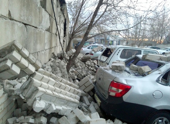 Упавшая кирпичная стена повредила шесть машин в промзоне Волгограда