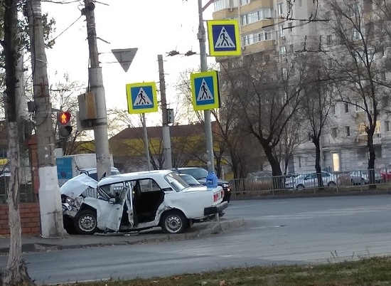 ВАЗ-2107 расплющило о столб на проспекте Жукова в Волгограде