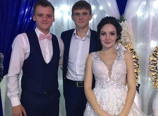 Болельщики поздравили экс-игрока «Ротора» Игоря Крутова со свадьбой