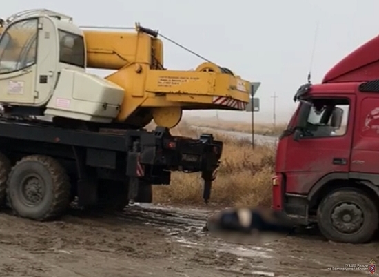 В Советском районе Волгограда автокран насмерть задавил ростовчанина