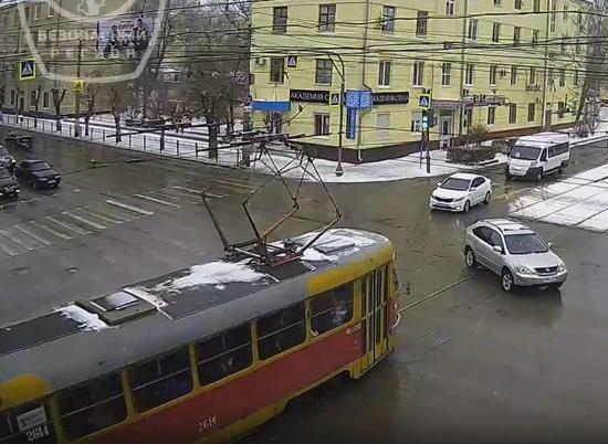 У трамвая № 3 в Волгограде из-за лихача загорелся токоприемник