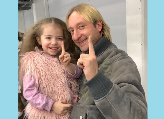 Фигурист Евгений Плющенко признался в социальной сети, что хочет дочку