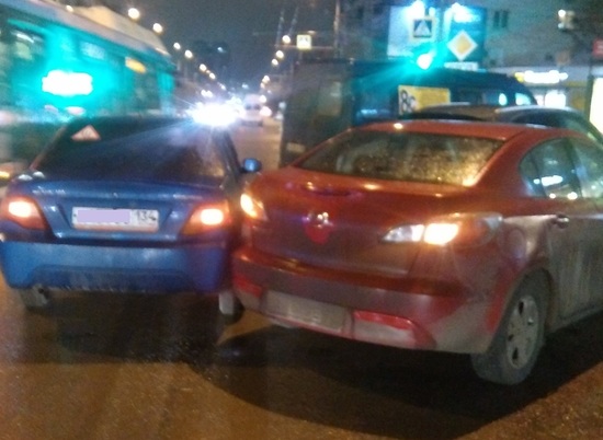 Автоледи сдавала назад и собрала пробку в час пик в Волгограде