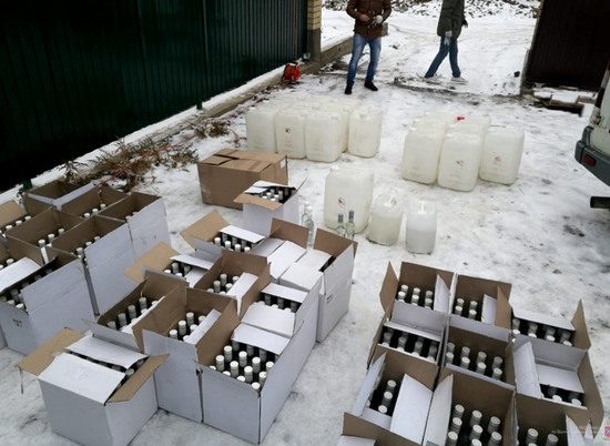 Полиция Волгограда накрыла домашний цех, в котором мешали спирт и воду