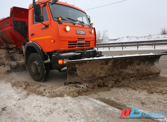 Дорожные службы за день вывезли с волгоградских улиц 700 кубометров снега