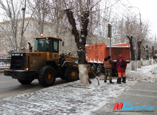 С 4.30 утра с улиц Волгограда вывезли 600 кубометров снежной каши