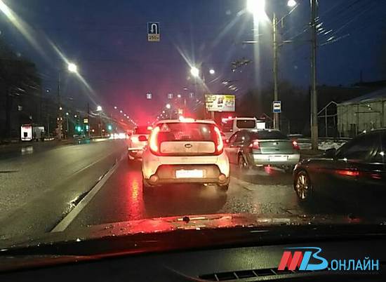 Утром понедельника волгоградские водители встали в 2-километровой пробке