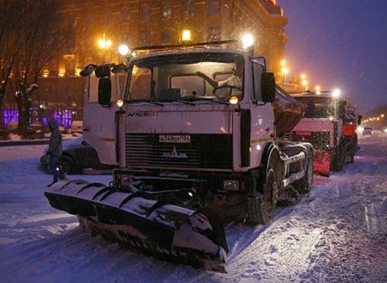 В Волгограде дорожные службы продолжают вывозить с улиц снег и обрабатывать дороги