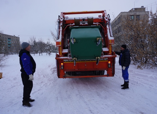 Регоператор в Волжском разгребает завалы мусора после халатной УК