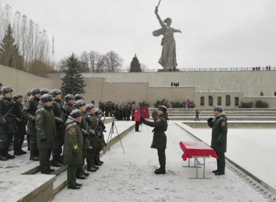 Более 100 новобранцев приняли военную присягу на главной высоте России