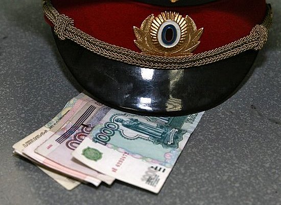 В Волгограде сотрудник ДПС задержан за взятку с подачи нарушителя
