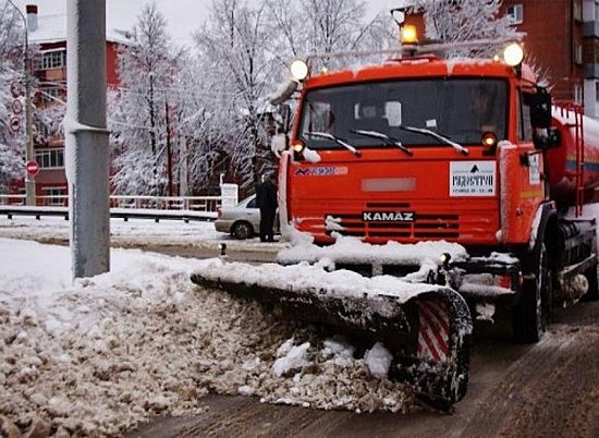 60 машин убирали ночью снег на дорогах Волгограда