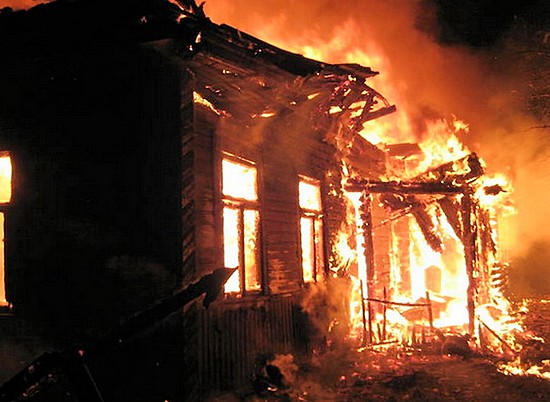 В Волгоградской области при пожаре в доме погиб человек