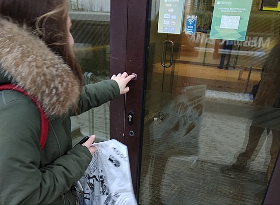 Чтобы попасть в отделение банка в центре Волгограда, нужно просунуть палец в дырку