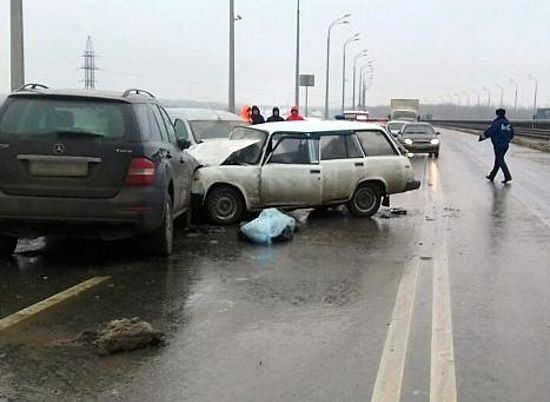 В Волгограде на мосту через Волгу в массовом ДТП погиб человек