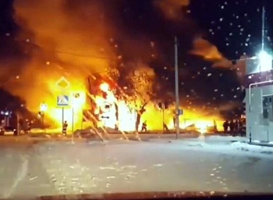В Волгоградской области ночью выгорел торговый центр