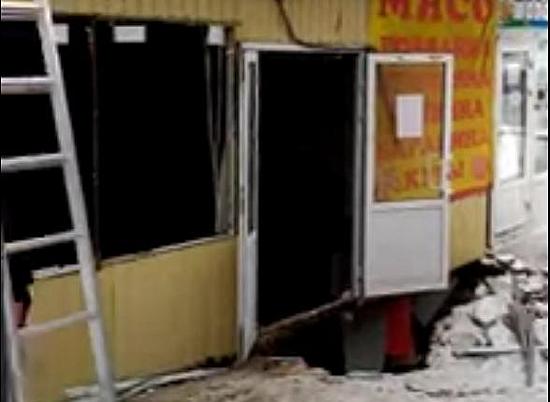 В Тракторозаводском районе Волгограда киоск почти ушел под землю