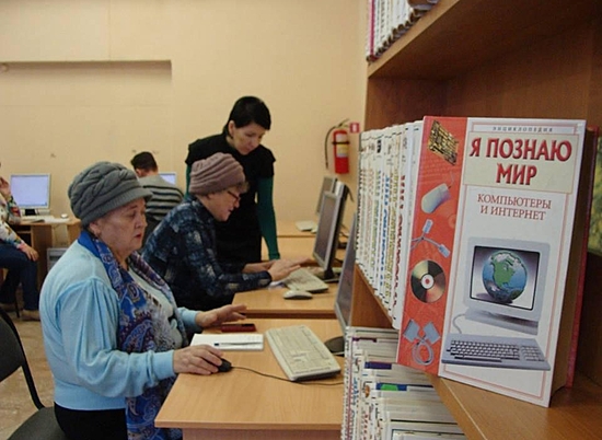 В Волжском управлении ПФ России проходят занятия по компьютерной грамотности для пенсионеров и инвалидов 2-й и 3-й групп
