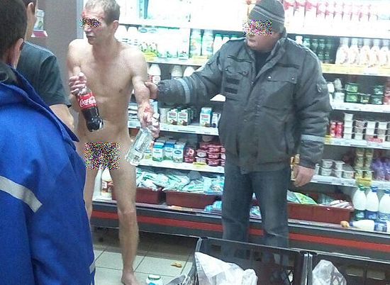 В центре Волжского задержали голого мужчину с водкой