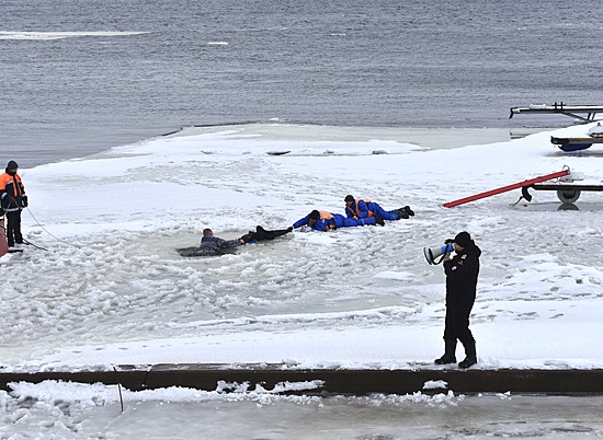 В Волгограде школьников проинструктировали по безопасному поведению на льду