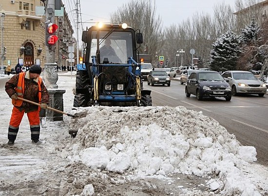 На дорогах Волгограда работает 120 единиц снегоуборочной техники