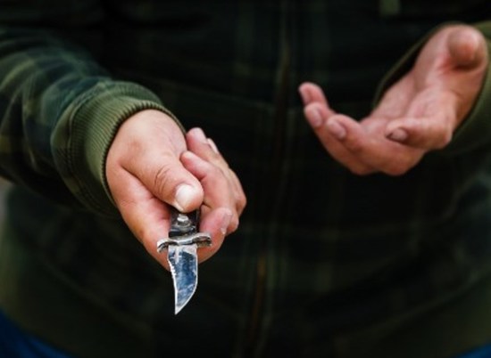 Волгоградец с ножом ограбил администратора хостела