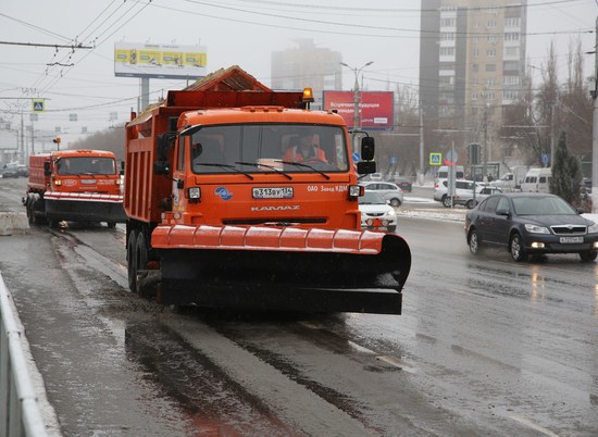 Волгоградские коммунальщики расчищают улицы